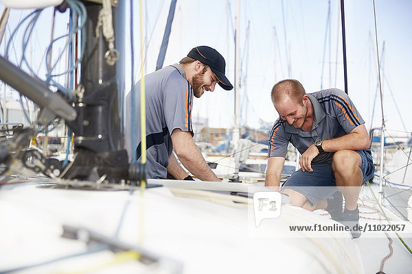 Männer bereiten Segelboot vor