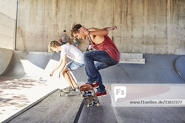 Teenager Jungen Skateboarden im Skatepark