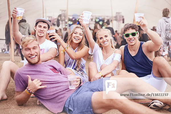 Porträt junger Freunde mit Bier beim Musikfestival