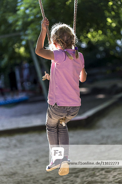 Mädchen klettert an einem Seil  Kiel  Schleswig-Holstein  Deutschland  Europa
