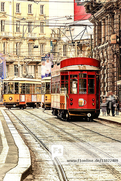 Italien  Mailand  historische Straßenbahnen auf der Straße