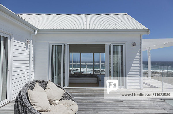 Weißes Strandhaus mit sonnigem Meerblick