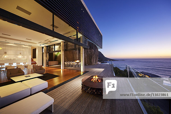 Feuerstelle auf modernem Luxus Haus Schaufenster Strandhaus bei Sonnenuntergang