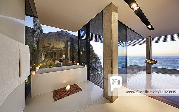 Moderne  luxuriöse Badewanne mit Zugang zur Terrasse und Meerblick