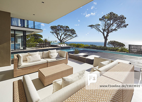 Modernes Luxusdomizil mit sonniger Terrasse und Meerblick