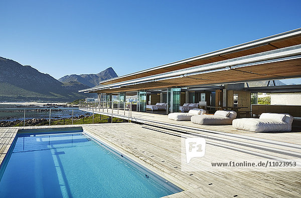 Schwimmbad eines modernen Luxushotels unter sonnigem blauem Himmel