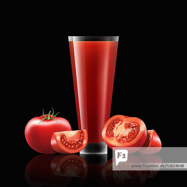 Frische Tomaten und Glas mit Tomatensaft