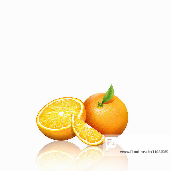 Frische Orangen  ganz  halbiert und gestückelt