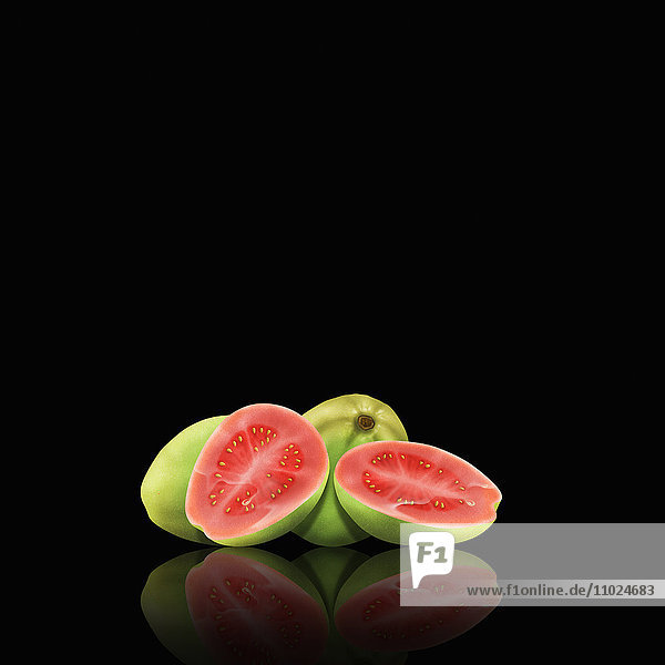 Ganze und geschnittene Guaven