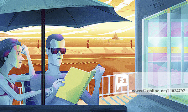 Paar teilt ein Buch auf sonniger Terrasse einer Ferienwohnung am Meer