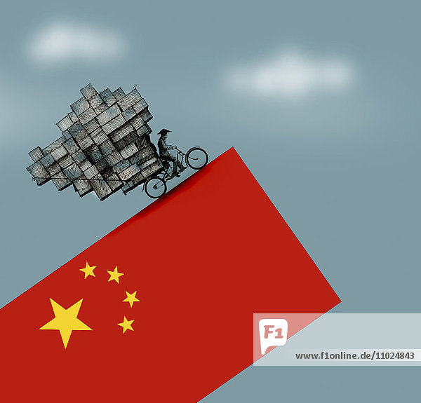 Mann auf überladenem Fahrrad müht sich einen steilen Hang auf chinesischer Flagge hinauf