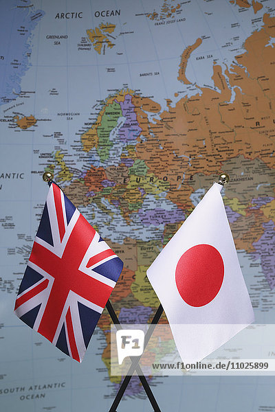 Flaggen von Großbritannien und Japan