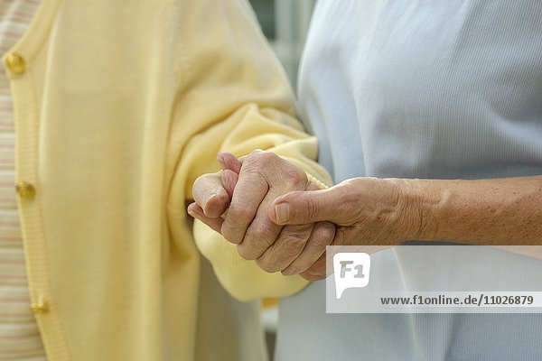 Pflegepersonal und Seniorin im Seniorenheim