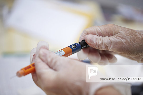 Medizinische Injektion von Insulin im Seniorenheim