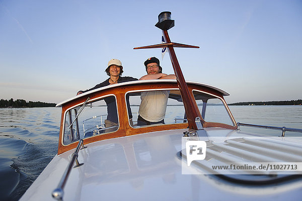 Älteres Paar  das in einem Motorboot reist  Porträt