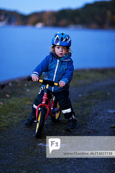 Junge beim Radfahren in der Abenddämmerung