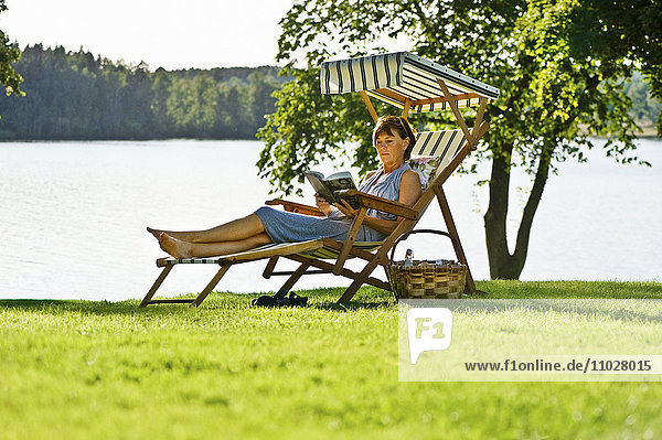 Frau entspannt sich auf einem Stuhl und liest