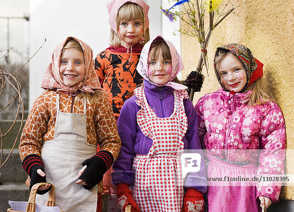 Schweden  Stockholm  Porträt von vier Mädchen in Osterkostümen