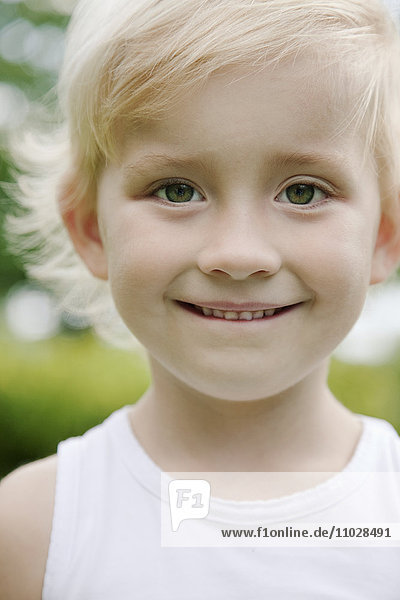 Schweden  Stockholm  Porträt eines lächelnden blonden Mädchens