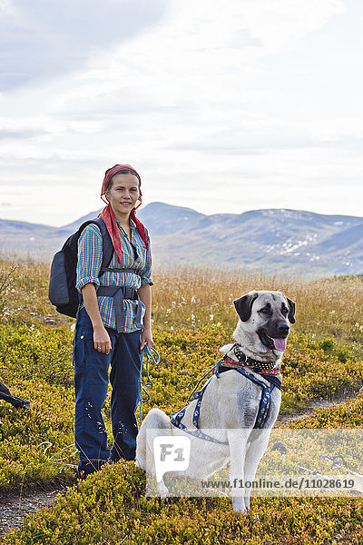Skandinavien  Schweden  Norrland  Hemavan  junge Frau beim Wandern mit Hund in den Bergen