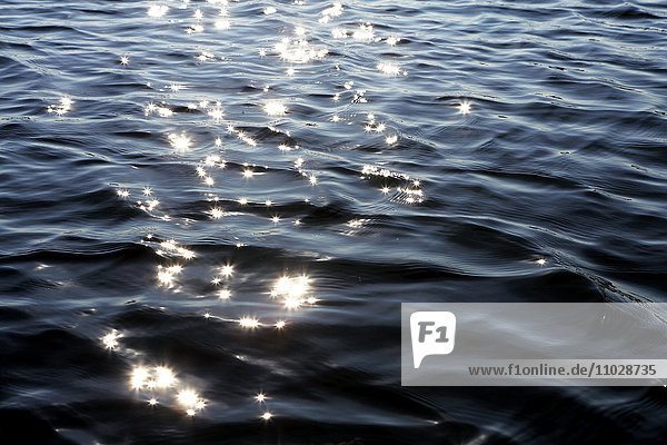 Tanzendes Sonnenlicht im Wasser.