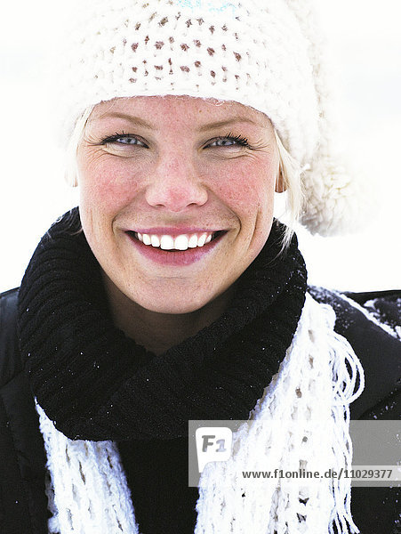 Eine Frau in Winterkleidung  Porträt.