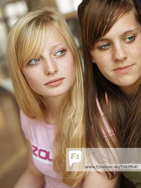 Porträt von zwei Mädchen im Teenageralter.