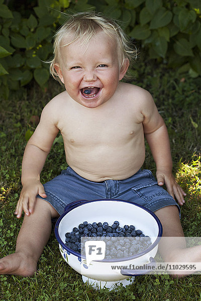 Junge isst Blaubeeren  lachend  Porträt