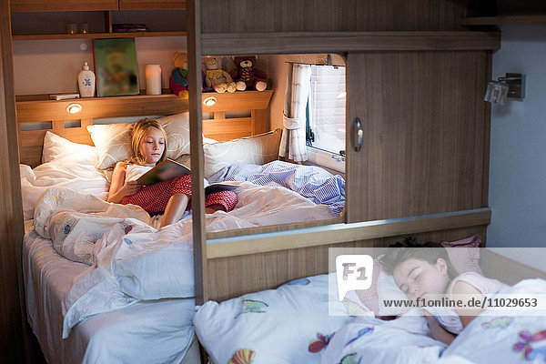 Kinder in Betten im Mobilheim