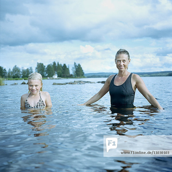 Mutter und Tochter schwimmen im See