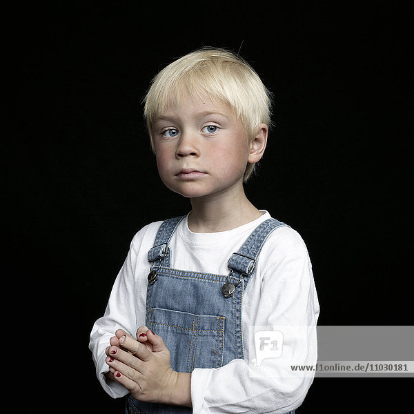 Porträt eines Jungen auf schwarzem Hintergrund