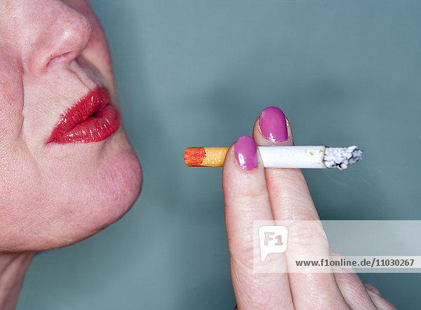Frau hält Zigarette