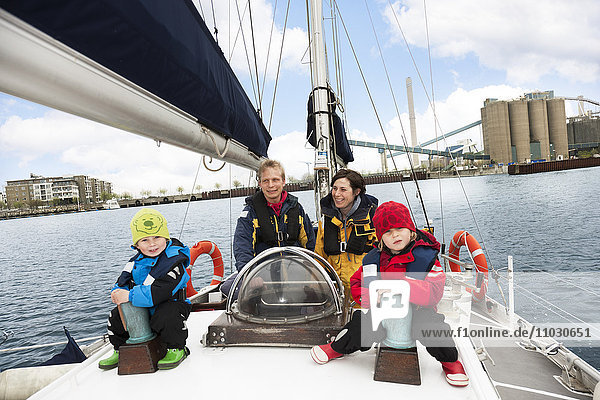 Familie im Segelboot sitzend  lächelnd