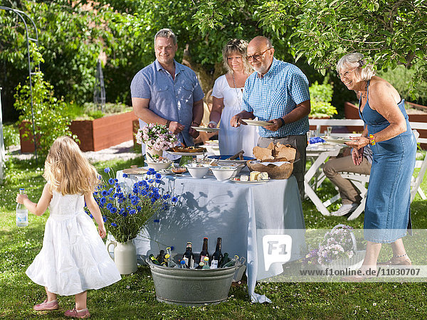 Familie feiert Party im Garten