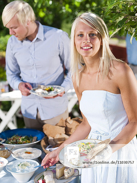 Mann und Frau beim Essen im Garten