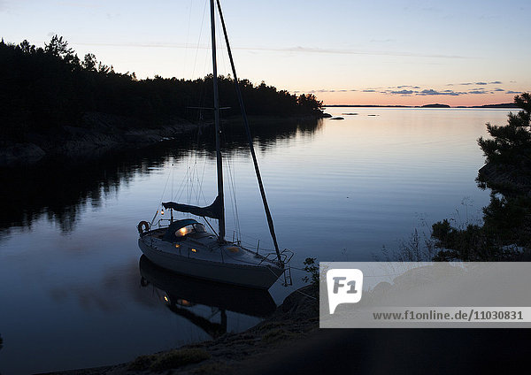 Segelboot vor Anker in der Abenddämmerung  Schweden