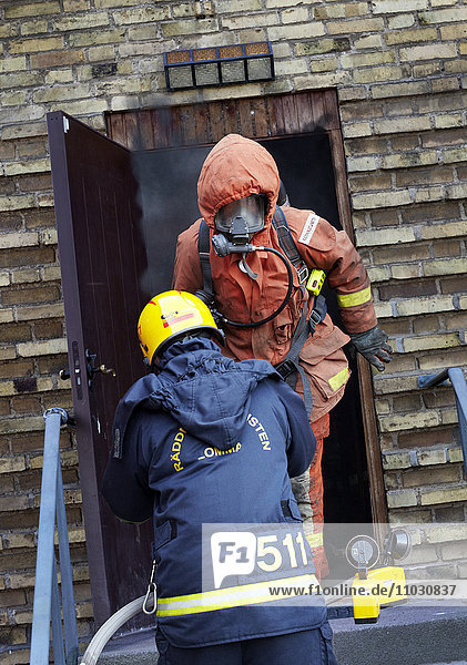 Feuerwehrmann beim Verlassen eines verrauchten Gebäudes