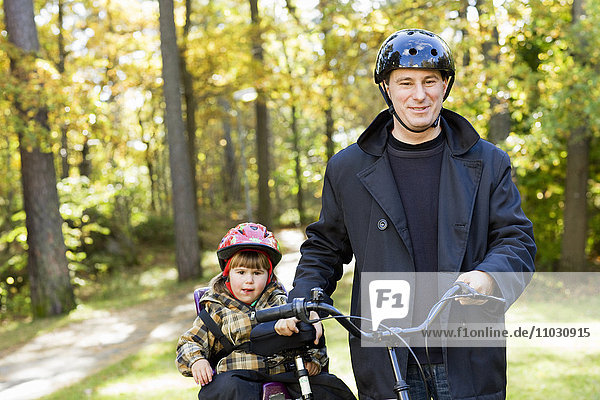 Vater mit Tochter beim Radfahren
