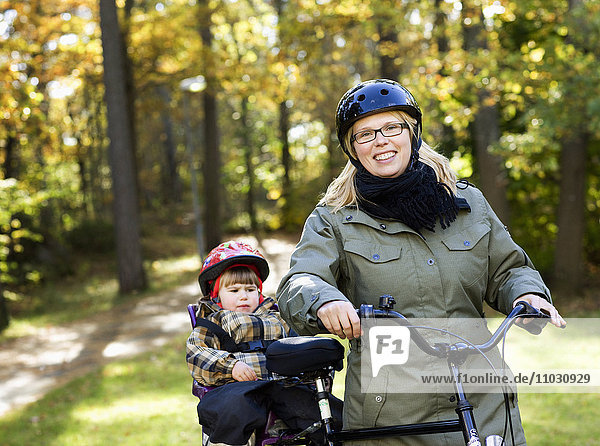 Mather mit Tochter beim Radfahren