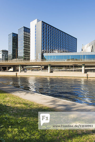 Moderne Gebäude am Wasser  Stockholm  Schweden