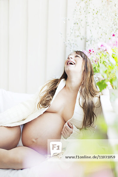 Lachende schwangere Frau
