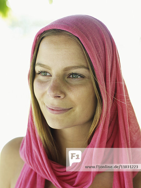 Junge Frau mit rosa Schal