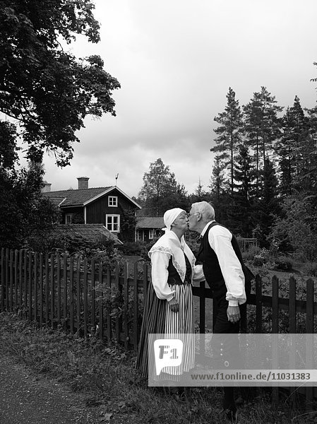 Älteres Paar in Tracht beim Küssen  Dalarna  Schweden