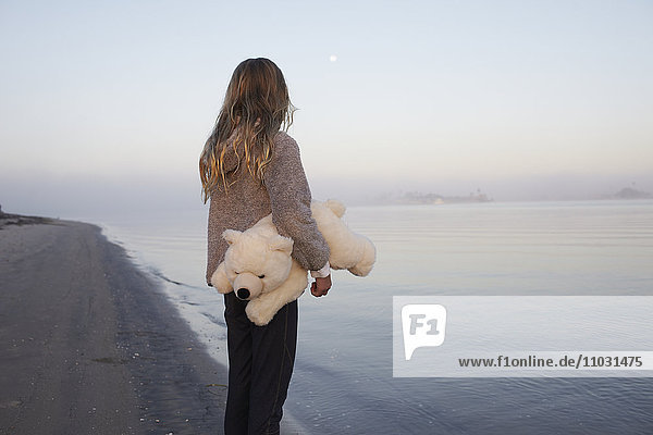 Mädchen mit Teddybär schaut auf das Meer  San Diego  Kalifornien  USA