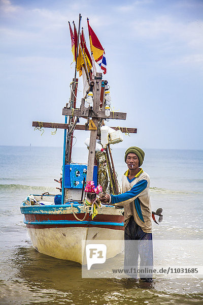 Fischer mit Fischerboot  Thailand