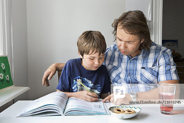 Junge macht mit seinem Vater Hausaufgaben  Stockholm  Schweden