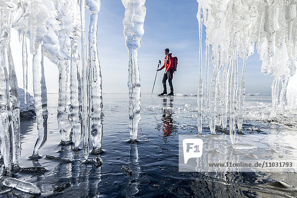 Person beim Schlittschuhlaufen  Eiszapfen im Vordergrund  Schweden