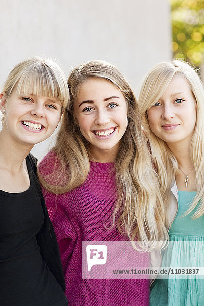 Porträt von drei Mädchen im Teenageralter