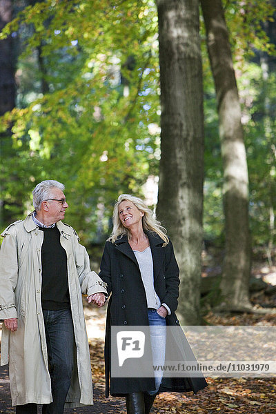 Älteres Paar geht durch den Wald  Göteborg  Schweden