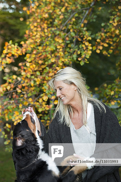 Ältere Frau mit Hund im Park  Göteborg  Schweden